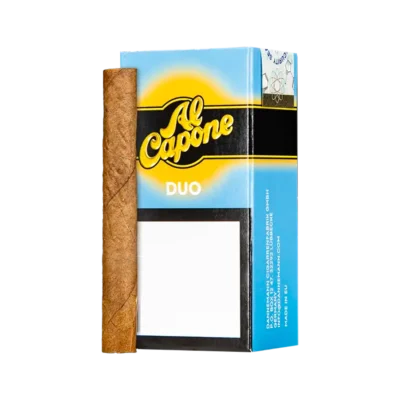 Gli Al Capone Duo Filter sono cigarillos compatti e aromatici realizzati dalla celebre casa Dannemann. Caratterizzati dalla presenza di un filtro imbottito e da un blend di tabacchi selezionati (Virginia, Burley e Orient) avvolti in un deckblatt naturale, offrono una fumata breve, equilibrata ed energetica. Il profilo gustativo è arricchito da una distintiva ed elegante combinazione aromatica con note di caramello salato, dolcezza e toni legnosi, ideale per una pausa di gusto pratica e dal carattere moderno.