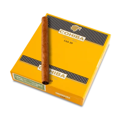 I Cohiba Club sono cigarillos di alta qualità realizzati a macchina con il 100% di tabacco cubano di prima scelta proveniente dalla celebre regione della Vuelta Abajo. Ideali per una fumata breve ed elegante ma ricca di carattere, offrono il classico e inconfondibile profilo aromatico della casa Cohiba, caratterizzato da ricche note di legni pregiati, terra, spezie ed una piacevole cremosità.