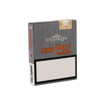 Il Tornabuoni Mezzo 900 (conosciuto anche come Mezzo Novecento) è un ammezzato di alta qualità prodotto dalla Compagnia Toscana Sigari (CTS) a Sansepolcro. Realizzato interamente con tabacco Kentucky della Valtiberina coltivato a filiera corta, viene confezionato a macchina tramite macchinari storici e sottoposto a una stagionatura di almeno 9 mesi. Offre una fumata di forza medio-piena, ricca e appagante, caratterizzata da sapide note di legno affumicato, terra, spezie e un tipico gusto amarognolo equilibrato e rotondo.